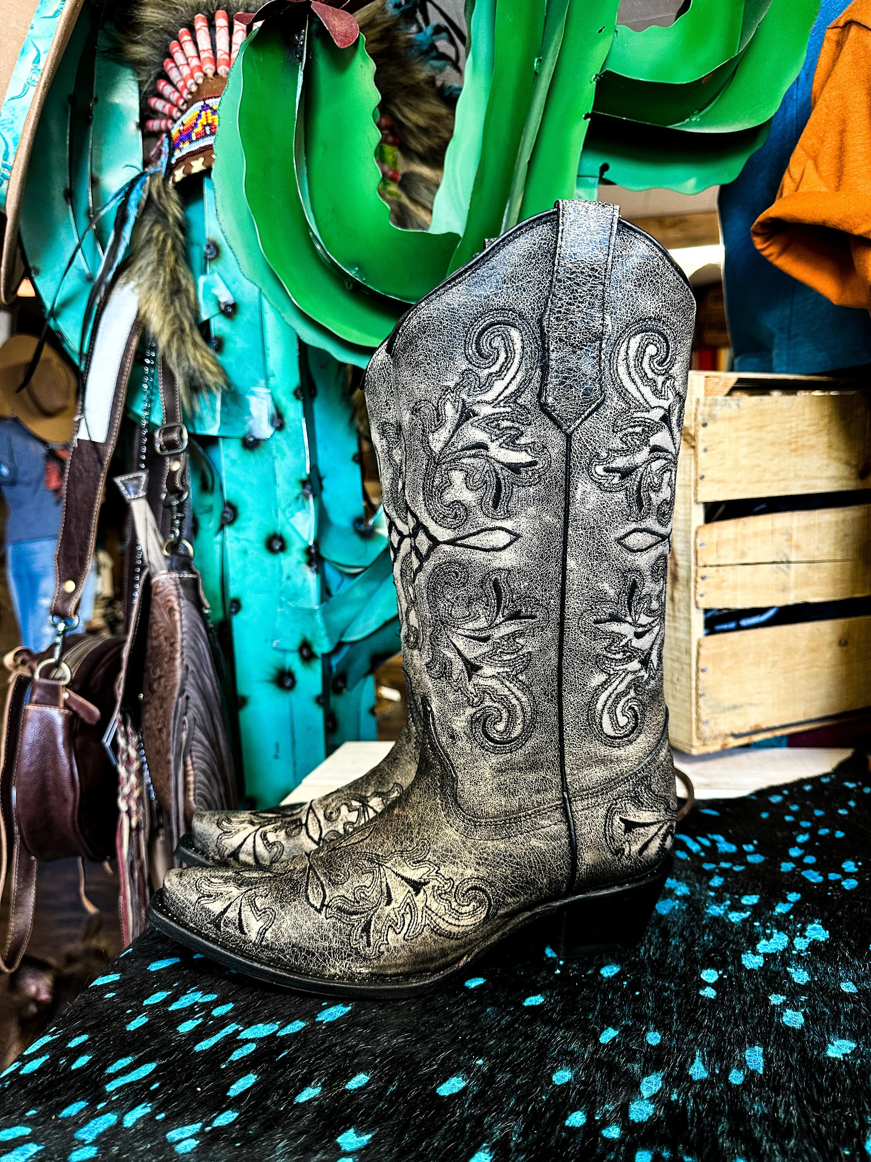 LD Distressed Bone Embroidery Circle G Boot