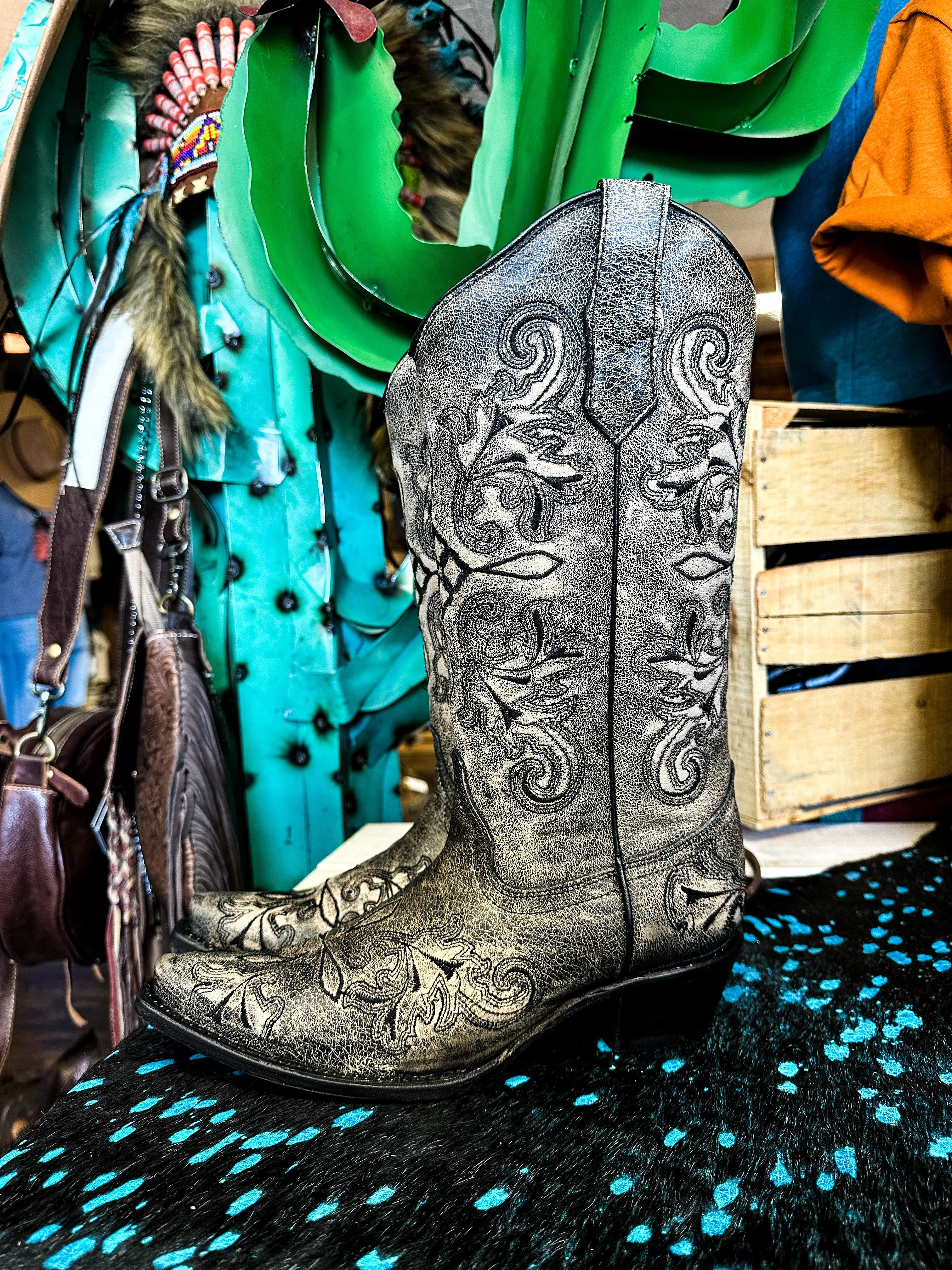 LD Distressed Bone Embroidery Circle G Boot